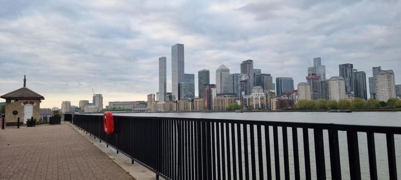 Stunning Massive Bedroom +Direct Thames River View 런던 외부 사진