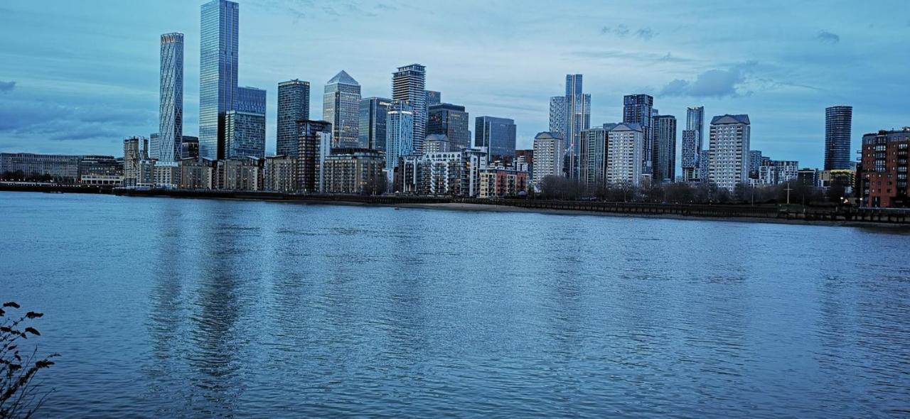 Stunning Massive Bedroom +Direct Thames River View 런던 외부 사진
