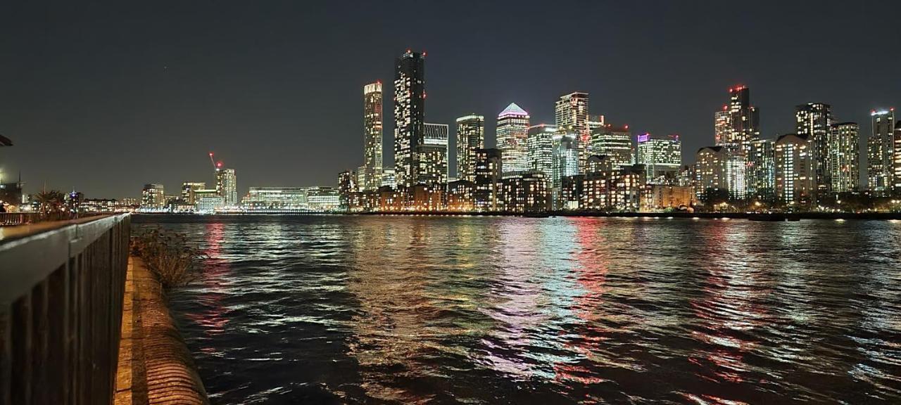 Stunning Massive Bedroom +Direct Thames River View 런던 외부 사진