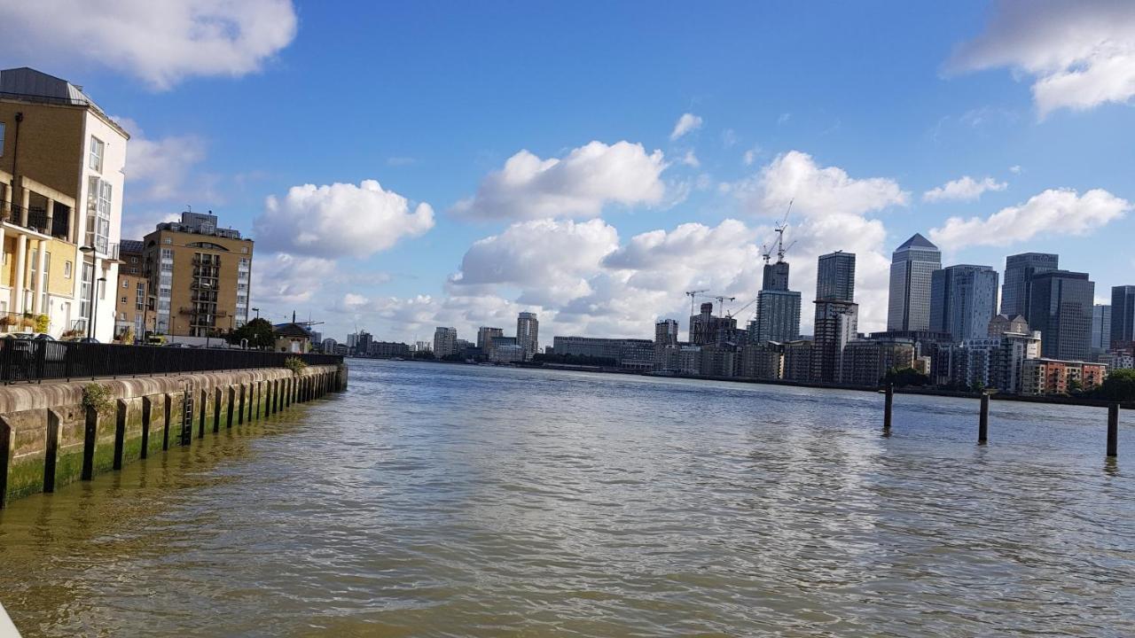 Stunning Massive Bedroom +Direct Thames River View 런던 외부 사진