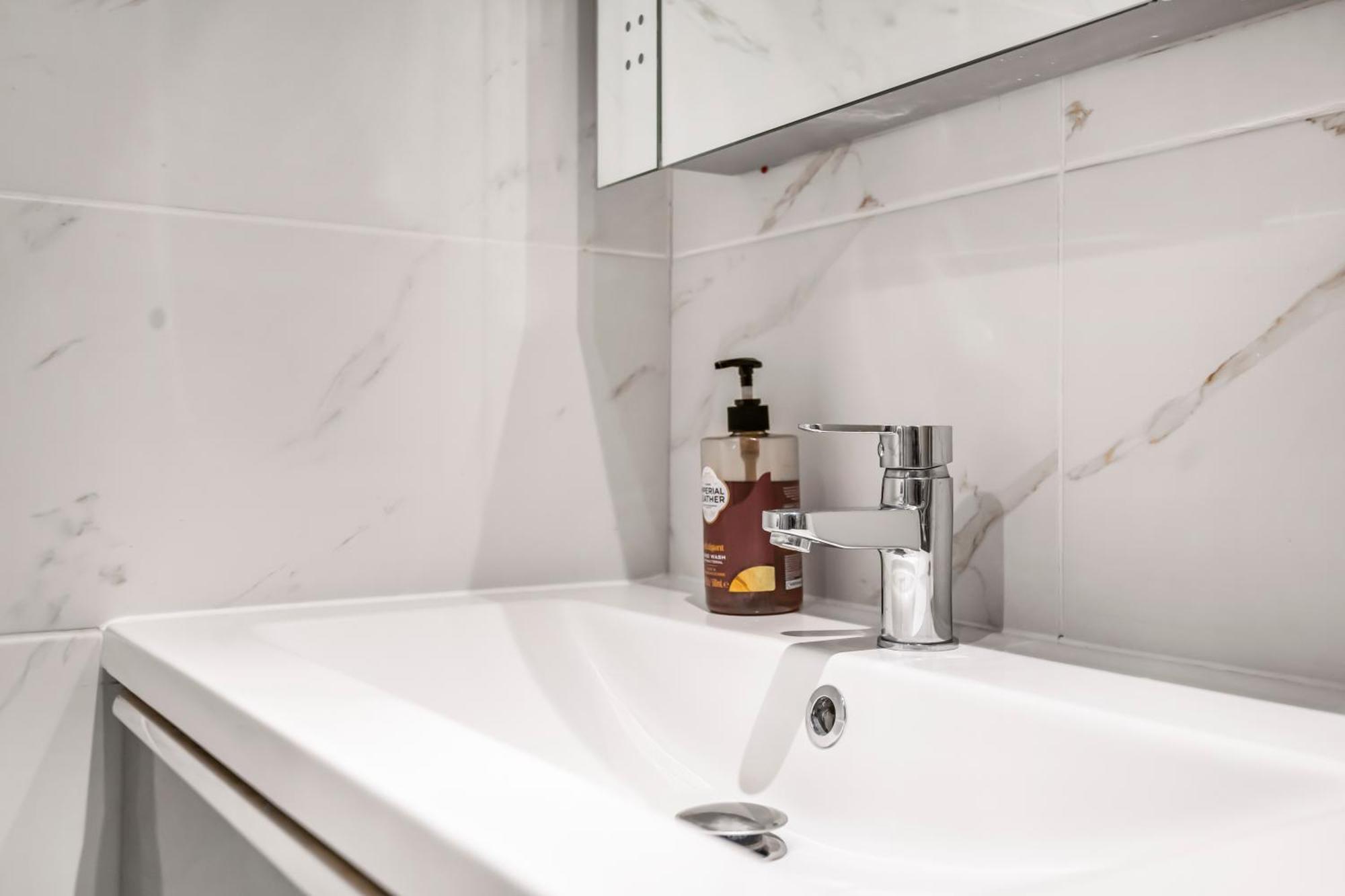 Stunning Massive Bedroom +Direct Thames River View 런던 외부 사진
